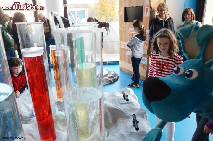 Immagine I bambini imparano le caratteristiche dell'acqua nella sezione dedicata del Parco degli Alberi Parlanti di Villorba - © Gruppo Alcuni
