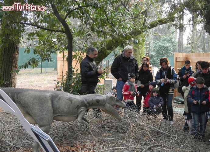 Immagine Inaugurazione del dinosauro herrerasauro posizionato all'interno del Parco degli Alberi Parlanti di Treviso - © Gruppo Alcuni