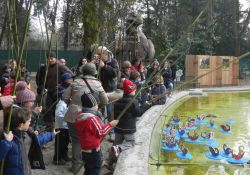 Bambini a pesca nel giardino del Parco degli ...