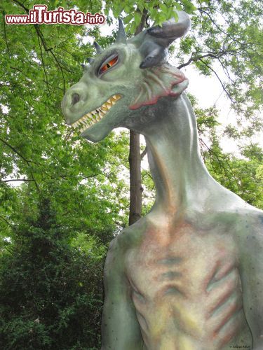 Immagine Una creatura inquietante nel Percorso Draghi dinosauri e animali estinti - © Gruppo Alcuni