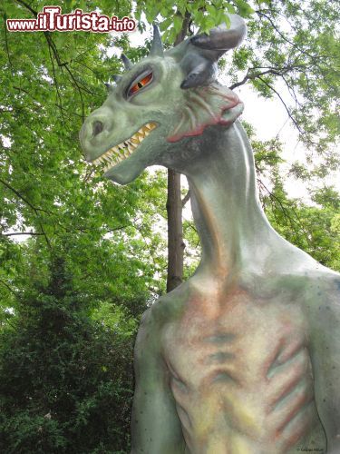 Immagine Una creatura inquietante nel Percorso Draghi dinosauri e animali estinti - © Gruppo Alcuni