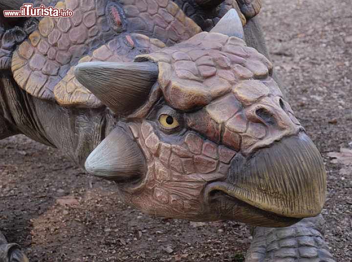 Immagine Uno dei dinosauri del percorso a tema nel Parco degli Alberi Parlanti di Treviso - © Gruppo Alcuni