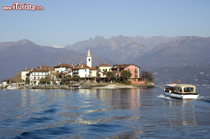 Immagine Escursione in barca con obiettivo l'Isola dei Pescatori, una delle attrazioni del Lago Verbano (Lago Maggiore) - © Babich Alexander / Shutterstock.com