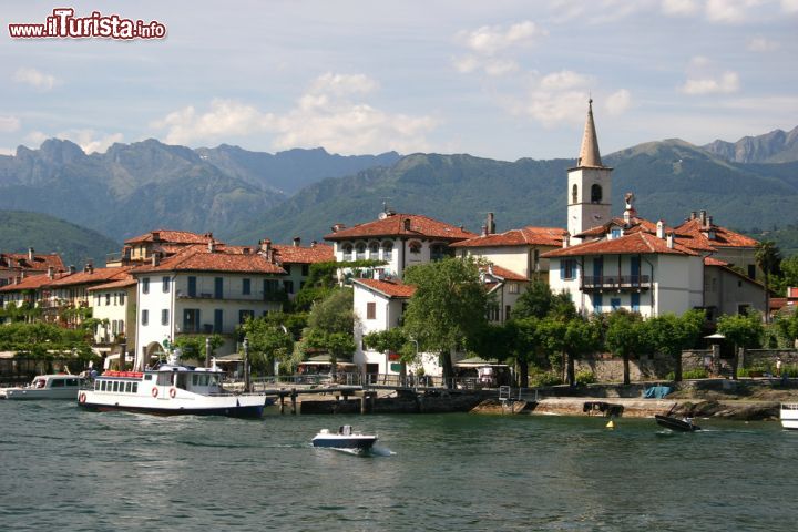 Immagine Il borgo che caratterizza il centro dell'Isola dei Pescatori, una delle perle del Lago Maggiore in  Piemonte, che fa parte dell'arcipelago delle Isole Borromee. Sulle case svetta il campnile della chiesa di San Vittore - © anweber / Shutterstock.com