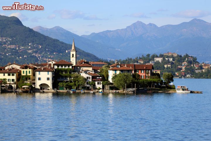 Immagine Il Lago Verbano e l'Isola dei Pescatori. Sullo sfondo le montagne delle Alpi piemontesi - © Mostovyi Sergii Igorevich / Shutterstock.com