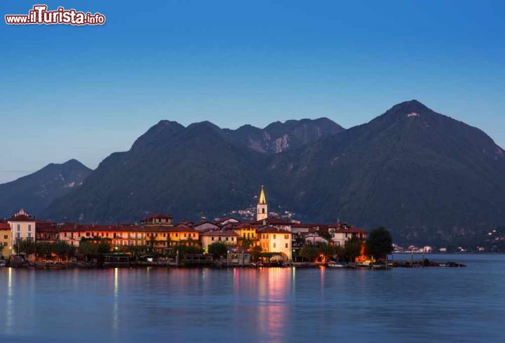 Immagine L'Isola dei Pescatori fotografata poco dopo il tramonto con la splendida cornice del Lago Maggiore - © Sergey Golotvin / Shutterstock.com