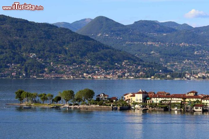 Immagine La parte occidentale dell'Isola dei Pescatori vista dalla zona di Stresa in Piemonte. La parte più bassa dell'Isola può subire l'inondazione da parte delle acque del Lago Maggiore, in occasione delle piogge tardo primaverili e di inizo estate che innalzano il livello del lago Verbano - © Mostovyi Sergii Igorevich / Shutterstock.com