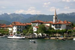 Il borgo che caratterizza il centro dell'Isola dei Pescatori, una delle perle del Lago Maggiore in  Piemonte, che fa parte dell'arcipelago delle Isole Borromee. Sulle case svetta ...