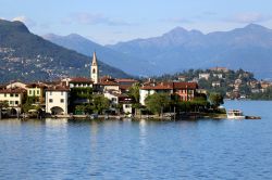 Il Lago Verbano e l'Isola dei Pescatori. Sullo sfondo le montagne delle Alpi piemontesi - © Mostovyi Sergii Igorevich / Shutterstock.com