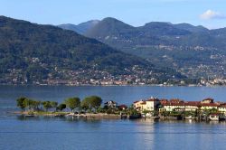 La parte occidentale dell'Isola dei Pescatori vista dalla zona di Stresa in Piemonte. La parte più bassa dell'Isola può subire l'inondazione da parte delle acque del ...