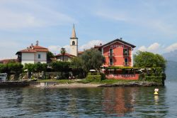 Un albergo-ristorante si affaccia sulla punta orientale dell'isola dei pescatori, Isole Borromee - © mary416 / Shutterstock.com 