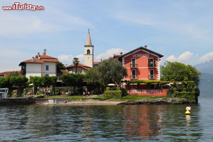 Immagine Un albergo-ristorante si affaccia sulla punta orientale dell'isola dei pescatori, Isole Borromee - © mary416 / Shutterstock.com