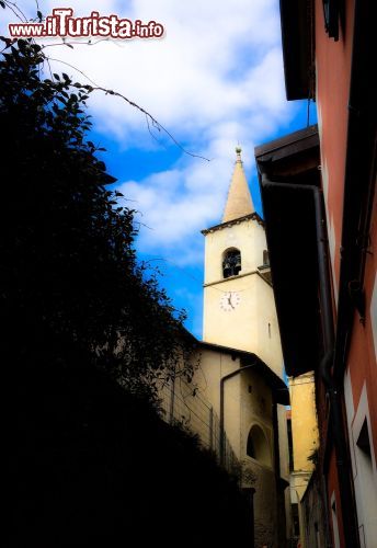 Immagine Uno scorcio del centro dell'Isola dei Pescatori: si noti il campanile della Chiesa di San Vittore - © sergiopazzano / Shutterstock.com