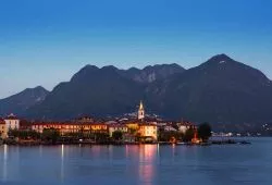 L'Isola dei Pescatori fotografata poco dopo il tramonto con la splendida cornice del Lago Maggiore - © Sergey Golotvin / Shutterstock.com