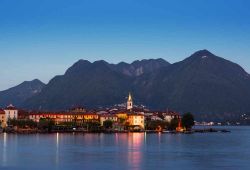 L'Isola dei Pescatori fotografata poco dopo il tramonto con la splendida cornice del Lago Maggiore - © Sergey Golotvin / Shutterstock.com