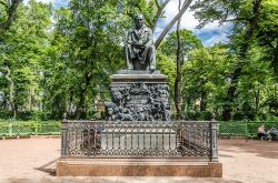 Il monumento a Krylov una delle attrazioni del Giardino d'Estate a San Pietroburgo - ©  Alex 'Florstein' Fedorov - CC BY-SA 4.0 - Wikipedia  