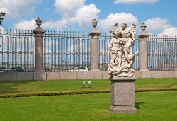 La scultura della Pace e Vittoria, opera di Pietro Baratta, abbellisce i Giardini d'Estate a San Pietroburgo in Russia - © Telia / Shutterstock.com 