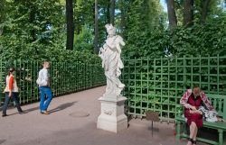 Una statua di Cerere, opera del 18° secolo di scuola italiana, una delle tante statue presenti nel parco del Giardino d'Estate di San pietroburgo - ©Telia / Shutterstock.com 