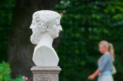 Una statua di un Giano bifronte all'interno del Giardino d'Estate di San Pietroburgo - © Telia / Shutterstock.com 