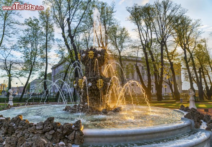 Immagine La Fontana Corona, fotografata al tramonto, si trova nel Giardino d'Estate di San Pietroburgo - © Luxerendering / Shutterstock.com