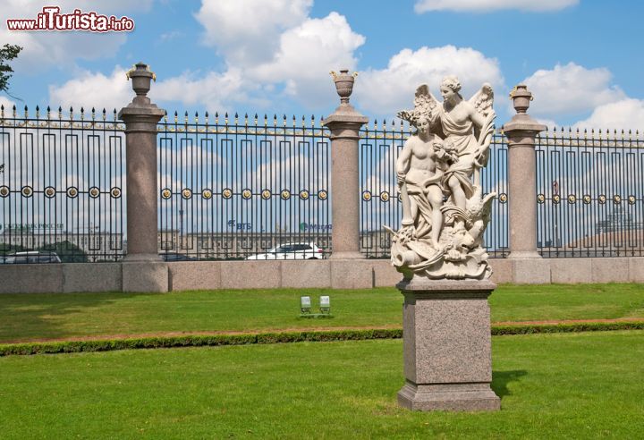 Immagine La scultura della Pace e Vittoria, opera di Pietro Baratta, abbellisce i Giardini d'Estate a San Pietroburgo in Russia - © Telia / Shutterstock.com
