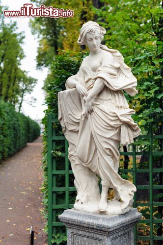 Immagine Una statua di Ninfa, opera dell'artista fiammingo T. Cvellinus, scolpita alla fine del 17° secolo, all'interno del Giardino d'Estate a San Pietroburgo - © Roman Evgenev / Shutterstock.com