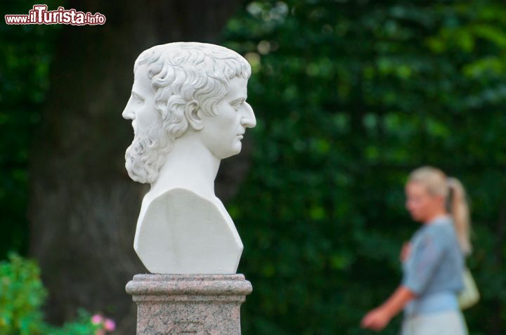 Immagine Una statua di un Giano bifronte all'interno del Giardino d'Estate di San Pietroburgo - © Telia / Shutterstock.com