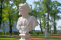 Il busto di Democrito, scolpito dall'artista italiano Orazio Marinali, fa parte della collezione di decine di statue dei Giardini d'Estate di San pietroburgo - © Telia / Shutterstock.com ...