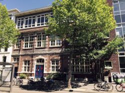 La facciata dell'edificio che ospita il Nationaal Holocaust Museum di Amsterdam