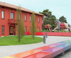 L'ingresso del Museo del Cavallo di Grandate: si trova a sud del centro a fianco del Chicco Village, nella zona del grande Centro Commerciale