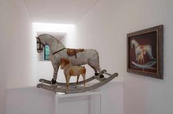 Un grande cavallo a dondolo esposto nel Museo del Cavallo Giocattolo di Grandate