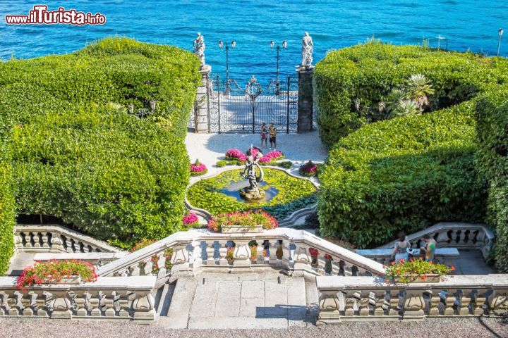 Immagine La scalinata che scende al giardino dalle cinque terrazze di Villa Carlotta, proprio in riva al lago di Como - foto © iryna1 / Shutterstock.com