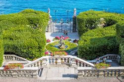 La scalinata che scende al giardino dalle cinque terrazze di Villa Carlotta, proprio in riva al lago di Como - foto © iryna1 / Shutterstock.com 