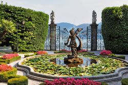La fontana settecentesca di Villa Carlotta con la sua magnifica vista sul Lario, ovvero il lago di Como - foto © kavram / Shutterstock.com