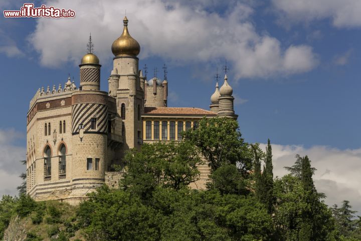 Immagine Con il suo stile moresco, voluto da Cesare Mattei, il castello di Rocchetta Mattei domina oggi la vallata del fiume Reno in provincia di Bologna - © dlaurro / Shutterstock.com