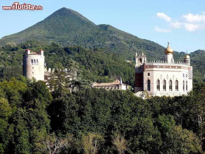 Immagine Il panorama del castello di Rocchetta Mattei tra i monti della valle del Reno in Emilia-Romagna