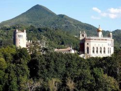 Il panorama del castello di Rocchetta Mattei tra i monti della valle del Reno in Emilia-Romagna