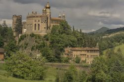 Riola (Bologna): il Castello Rocchetta Mattei comune di Grizzana Morandi - © dlaurro / Shutterstock.com