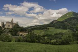 Un castello da fiaba tra i monti dell'appennino bolognese. Trasformata da Cesare Mattei il castello in rovina a Riola di Grizzana Morandi è oggi una delle fortezze residenziali più ...