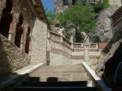 Una delle tante scale che che si percorrono durante la visita del Castello di Rocchetta Mattei - © Rapallo80 / Wikipedia