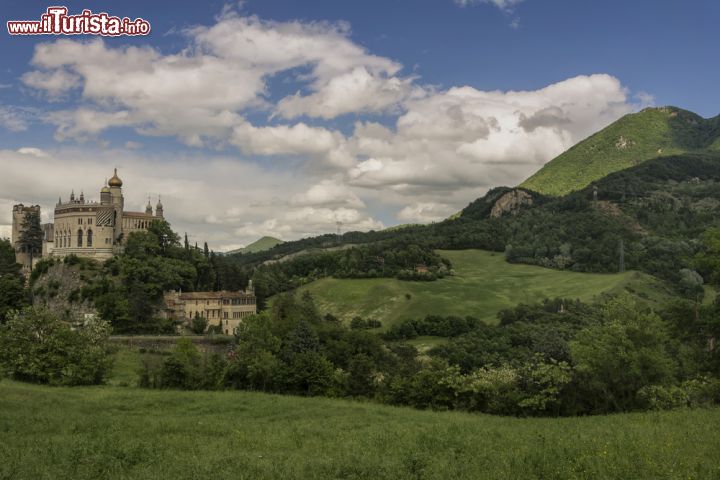 Immagine Un castello da fiaba tra i monti dell'appennino bolognese. Trasformata da Cesare Mattei il castello in rovina a Riola di Grizzana Morandi è oggi una delle fortezze residenziali più spettacolari dell'Emilia-Romagna - © dlaurro / Shutterstock.com