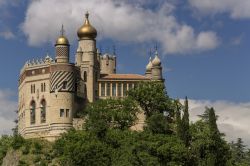 Con il suo stile moresco, voluto da Cesare Mattei, il castello di Rocchetta Mattei domina oggi la vallata del fiume Reno in provincia di Bologna - © dlaurro / Shutterstock.com