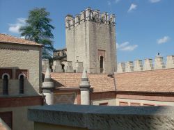 La grande Torre quadrangolare del Castello di Rocchetta Mattei si trova nel lato dell'ingresso - © Rapallo80 / Wikipedia