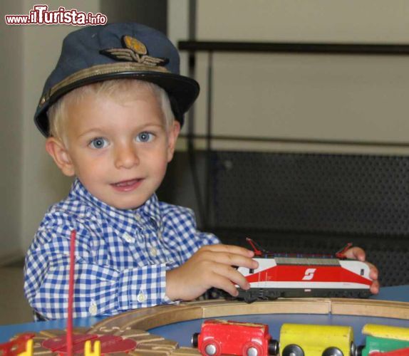 Immagine L'Angolo dei bambini è una delle particolarità di Mondotreno, particolarmente apprezzata dalle famiglie che possono fare giocare in libertà i propri figli. Siamo a Rablà in Alto Adige, nella Val Venosta, appena ad ovest di Merano - © Mondotreno