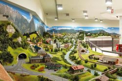 Lo spettacolo dell'esposzione di Eisenbahnwelt: eccoci al cospetto di uno dei grandi plastici del museo di Mondotreno a Rablà (Alto Adige) - © hotel-erzherzogjohann.com ...