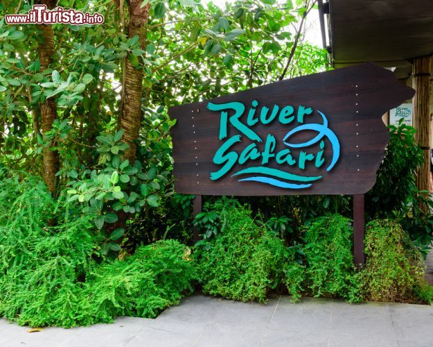 Immagine Targa d'ingresso al River Safari di Singapore. Si trova proprio accanto allo Zoo e al Night Safari ed è il nuovo ambizioso parco faunistico dove osservare gli ecosistemi fedelmente riprodotti di sette fiumi del mondo, fra cui il Mekong e il Rio delle Amazzoni, e effettuare un emozionante giro in barca fra scimmie e gatti selvatici - © Trong Nguyen / Shutterstock.com