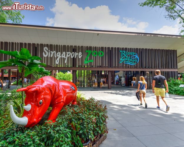 Immagine Ingresso di Zoo e River Safari a Singapore. Per chi desidera incontrare gli animali in grandi spazi recintati, immersi nella natura, e vedere da vicino gli ecosistemi di sette fiumi del mondo queste due attrazioni di Singapore sono imperdibili. Qui l'ingresso alla grande area cittadina che li ospita - © Trong Nguyen / Shutterstock.com