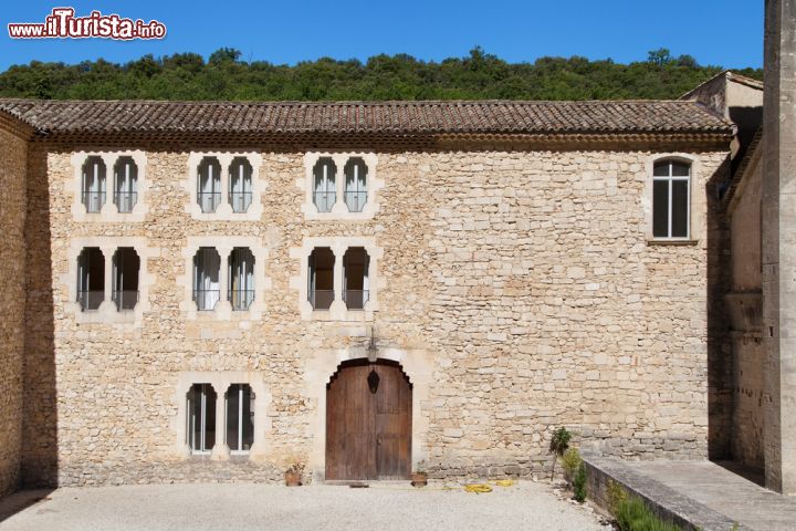 Immagine Il monastero Cistercense di Senanque vicino a Gordes, in Provenza - © Santi Rodriguez / Shutterstock.com