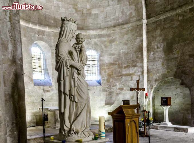 Immagine Una statua della Madonna con Bambino fotografata all'interno della chiesa Abbazia di Senanque - © Jorg Hackemann / Shutterstock.com