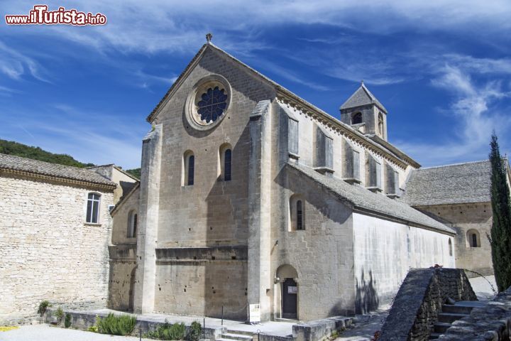 Immagine La chiesa del complesso benedettino di Senanque a Gordes, in Francia - © Anthony Shaw Photography / Shutterstock.com